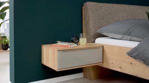 Nachtkommode Interliving aus Holz in Holzfarben Interliving Schlafzimmer Serie 1210 – Hänge-Nachtkonsole 210016 Taupe & Balkeneiche - eine Schublade, Breite ca. 60 cm