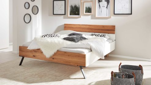 Bettgestell Interliving aus Holz in Weiß Interliving Schlafzimmer Serie 1025 – Bettgestell 531341 Weiß & Balkeneiche gehackt - Liegefläche ca. 180 x 200 cm