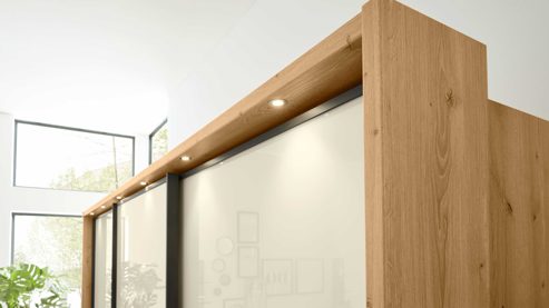 Wandregal Interliving aus Holz in Hellgrau Interliving Schlafzimmer Serie 1027 – Komplettzimmer mit Paneelen & Passepartout Eiche bianco & Champagner - Liegefläche ca. 180 x 200 cm