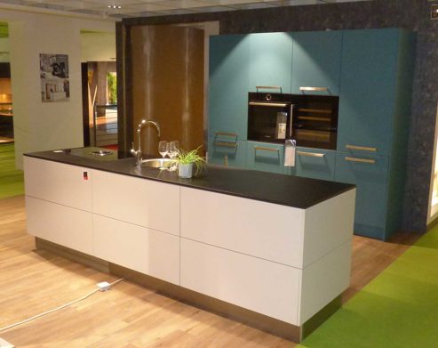 Einbauküche Ballerina aus Glas Holz Kunststoff Metall Nachbildung in Weiß Türkis Schwarz Moderne Ballerina Einbauküche mit Bora, Bosch + Siemens Geräten Front und Korpus Achatweiss und türkis, APL schwarz matt-