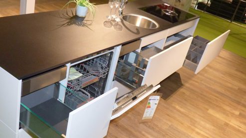 Einbauküche Ballerina aus Glas Holz Kunststoff Metall Nachbildung in Weiß Türkis Schwarz Moderne Ballerina Einbauküche mit Bora, Bosch + Siemens Geräten Front und Korpus Achatweiss und türkis, APL schwarz mall