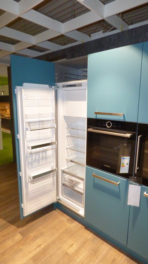 Einbauküche Ballerina aus Glas Holz Kunststoff Metall Nachbildung in Weiß Türkis Schwarz Moderne Ballerina Einbauküche mit Bora, Bosch + Siemens Geräten Front und Korpus Achatweiss und türkis, APL schwarz mall