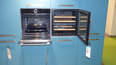 Einbauküche Ballerina aus Glas Holz Kunststoff Metall Nachbildung in Weiß Türkis Schwarz Moderne Ballerina Einbauküche mit Bora, Bosch + Siemens Geräten Front und Korpus Achatweiss und türkis, APL schwarz matt-