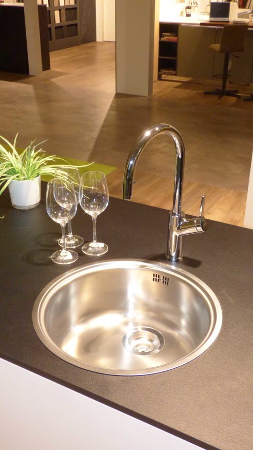 Einbauküche Ballerina aus Glas Holz Kunststoff Metall Nachbildung in Weiß Türkis Schwarz Moderne Ballerina Einbauküche mit Bora, Bosch + Siemens Geräten Front und Korpus Achatweiss und türkis, APL schwarz mall