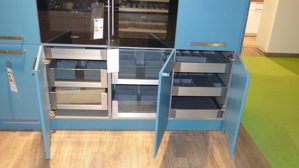 Einbauküche Ballerina aus Glas Holz Kunststoff Metall Nachbildung in Weiß Türkis Schwarz Moderne Ballerina Einbauküche mit Bora, Bosch + Siemens Geräten Front und Korpus Achatweiss und türkis, APL schwarz mall