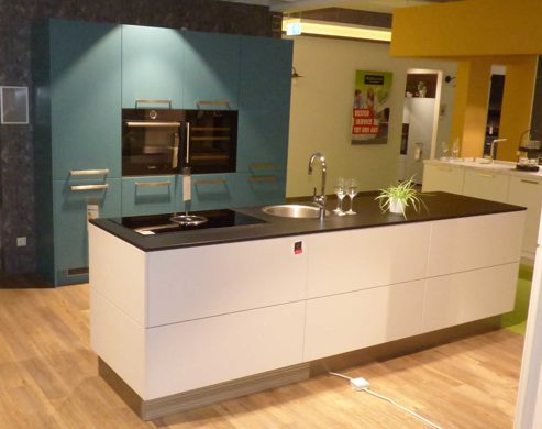 Einbauküche Ballerina aus Glas Holz Kunststoff Metall Nachbildung in Weiß Türkis Schwarz Moderne Ballerina Einbauküche mit Bora, Bosch + Siemens Geräten Front und Korpus Achatweiss und türkis, APL schwarz matt-