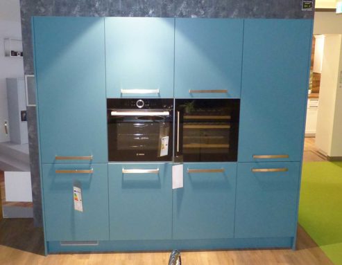 Einbauküche Ballerina aus Glas Holz Kunststoff Metall Nachbildung in Weiß Türkis Schwarz Moderne Ballerina Einbauküche mit Bora, Bosch + Siemens Geräten Front und Korpus Achatweiss und türkis, APL schwarz matt-