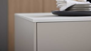 Einbauküche Interliving aus Holz in Beige Interliving Küche Serie 3085 mit SIEMENS Einbaugeräten Sahara & Natureiche – zweizeilig