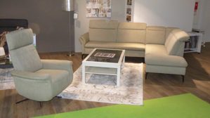 Ecksofa OrthoSedis aus Metall Stoff in Oliv OrthoSedis Eckgarnitur Modern Classic inkl. Sessel PTV 1800 olivfarbener Stoffbezug Elsass & mattschwarzen Metallfüße – Stellmaß ca. 276 x 218 cm