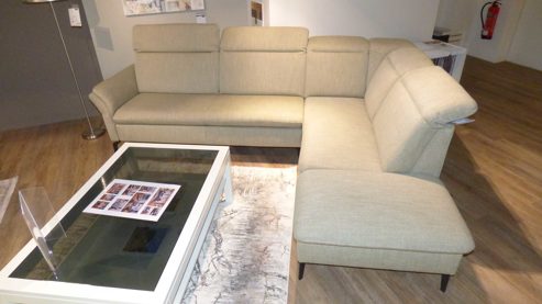 Ecksofa OrthoSedis aus Metall Stoff in Oliv OrthoSedis Eckgarnitur Modern Classic inkl. Sessel PTV 1800 olivfarbener Stoffbezug Elsass & mattschwarzen Metallfüße – Stellmaß ca. 276 x 218 cm