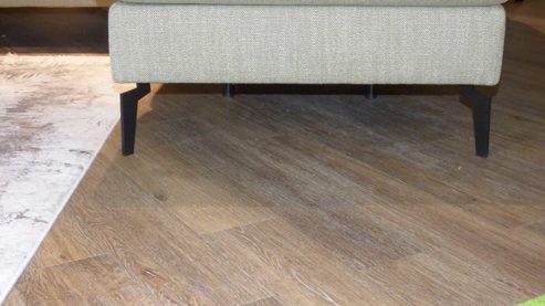 Ecksofa OrthoSedis aus Metall Stoff in Oliv OrthoSedis Eckgarnitur Modern Classic inkl. Sessel PTV 1800 olivfarbener Stoffbezug Elsass & mattschwarzen Metallfüße – Stellmaß ca. 276 x 218 cm