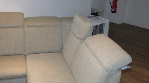 Ecksofa OrthoSedis aus Metall Stoff in Oliv OrthoSedis Eckgarnitur Modern Classic inkl. Sessel PTV 1800 olivfarbener Stoffbezug Elsass & mattschwarzen Metallfüße – Stellmaß ca. 276 x 218 cm