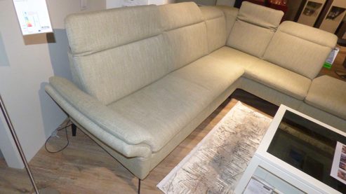Ecksofa OrthoSedis aus Metall Stoff in Oliv OrthoSedis Eckgarnitur Modern Classic inkl. Sessel PTV 1800 olivfarbener Stoffbezug Elsass & mattschwarzen Metallfüße – Stellmaß ca. 276 x 218 cm