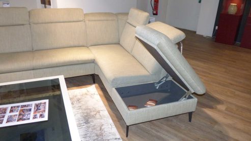 Ecksofa OrthoSedis aus Metall Stoff in Oliv OrthoSedis Eckgarnitur Modern Classic inkl. Sessel PTV 1800 olivfarbener Stoffbezug Elsass & mattschwarzen Metallfüße – Stellmaß ca. 276 x 218 cm