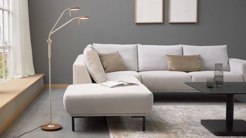 Stehleuchte Interliving aus Metall in Hellgrau Interliving Leuchten Serie 9352 - Stehlampe mit zwei Flexarmen warmgraues & kaffeefarbenes Metall - Höhe ca. 160 cm