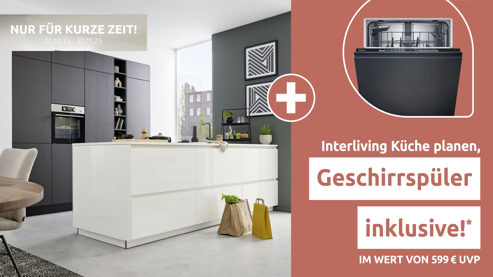 Einbauküche Interliving aus Holz in Dunkelbraun Interliving Küche Serie 3069 mit AEG-Einbaugeräten Stripe Wood Coffee & Hochglanz Weiß – zweizeilig