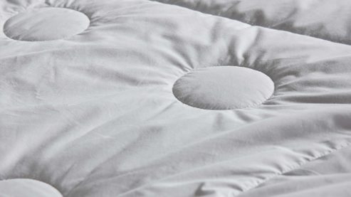 Bettdecke Interliving aus Naturfaser in Weiß Interliving Bettdecke Serie 9206 - Naturhaardecke normal - ca. 1.650 g Kamelhaarflaum, ca. 200 x 200 cm