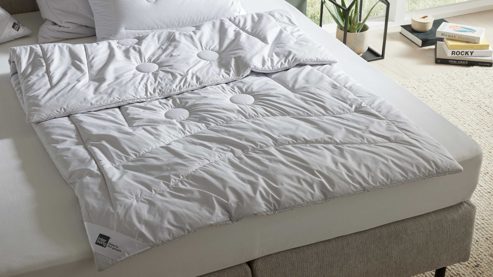 Bettdecke Interliving aus Naturfaser in Weiß Interliving Bettdecke Serie 9206 - Naturhaardecke normal - ca. 1.650 g Kamelhaarflaum, ca. 200 x 200 cm