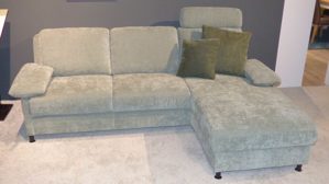 Ecksofa Interliving aus Metall Stoff in Grün Interliving Schlafsofa Serie 4700 - Ecksofa mit Schlaffunktion lindgrüner Bezug Rob & schwarze Metallfüße - Stellfläche ca. 247 x 190 cm