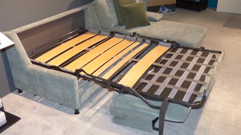 Ecksofa Interliving aus Metall Stoff in Grün Interliving Schlafsofa Serie 4700 - Ecksofa mit Schlaffunktion lindgrüner Bezug Rob & schwarze Metallfüße - Stellfläche ca. 247 x 190 cm