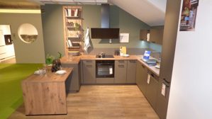 Einbauküche Nobilia® aus Holz Kunststoff Nachbildung Stein in Dunkelgrau nobilia Laser Design-Küche mit allen Elektrogeräten Taupegrau & Vikings Oak, schwarze Metallgriffe