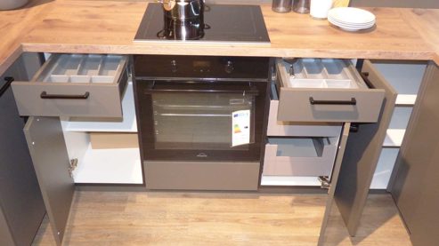 Einbauküche Nobilia® aus Holz Kunststoff Nachbildung Stein in Dunkelgrau nobilia Laser Design-Küche mit allen Elektrogeräten Taupegrau & Vikings Oak, schwarze Metallgriffe