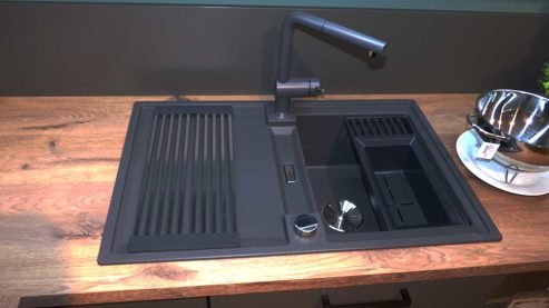 Einbauküche Nobilia® aus Holz Kunststoff Nachbildung Stein in Dunkelgrau nobilia Laser Design-Küche mit allen Elektrogeräten Taupegrau & Vikings Oak, schwarze Metallgriffe